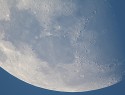 Mesiac fotografovaný cez deň 24.1.2010 o 15:00 SEČ